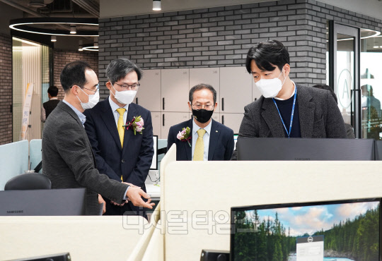 민기식 푸르덴셜생명 대표이사 사장(왼쪽 두번째)과 양종희 KB금융지주 부회장(왼쪽 세번째)이 푸르덴셜생명의 스마트오피스를 둘러보고 있다. (사진=푸르덴셜생명 제공)